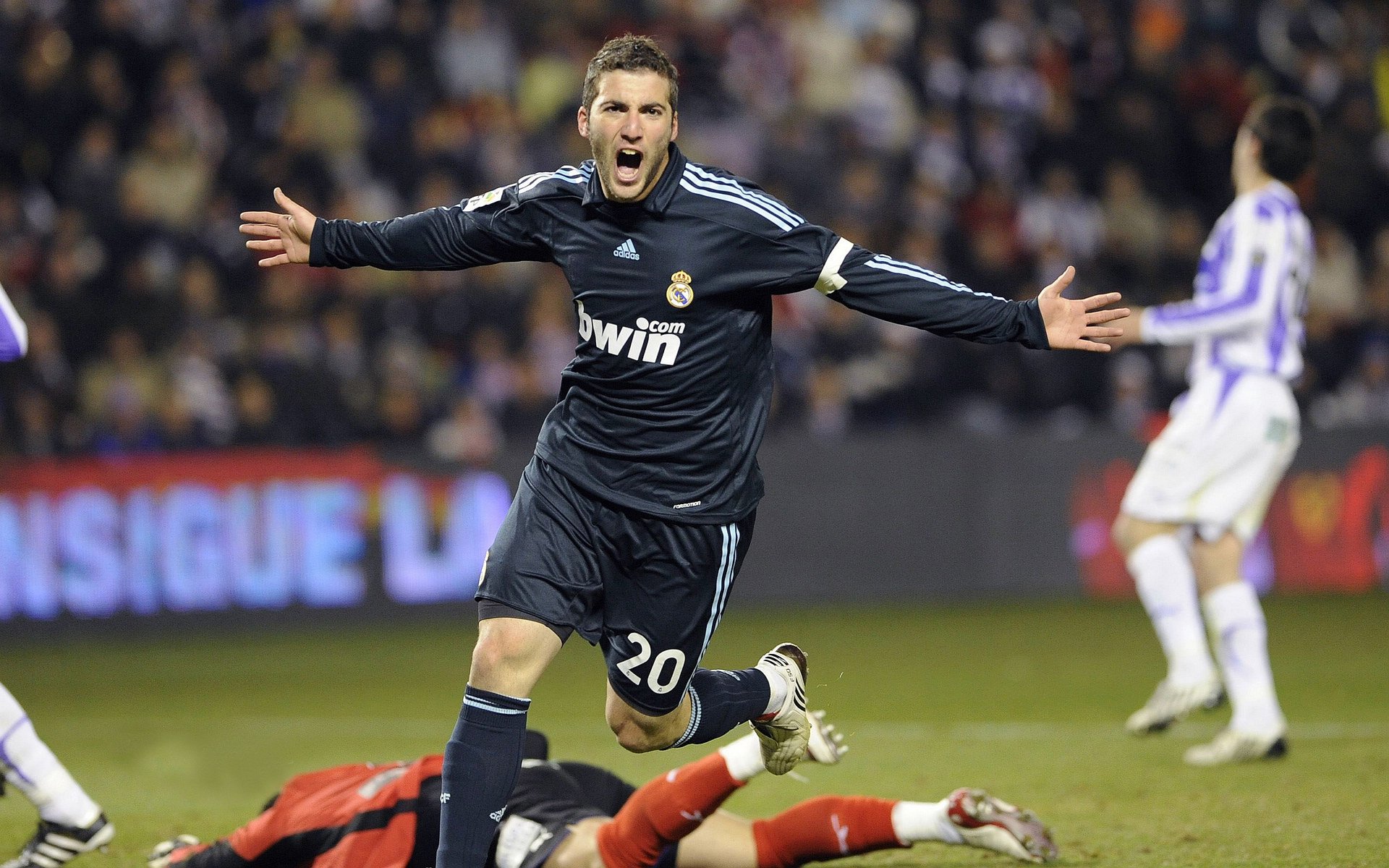 球队在赛后复盘中改进失误并逐步提升表现，球员赛后恢复